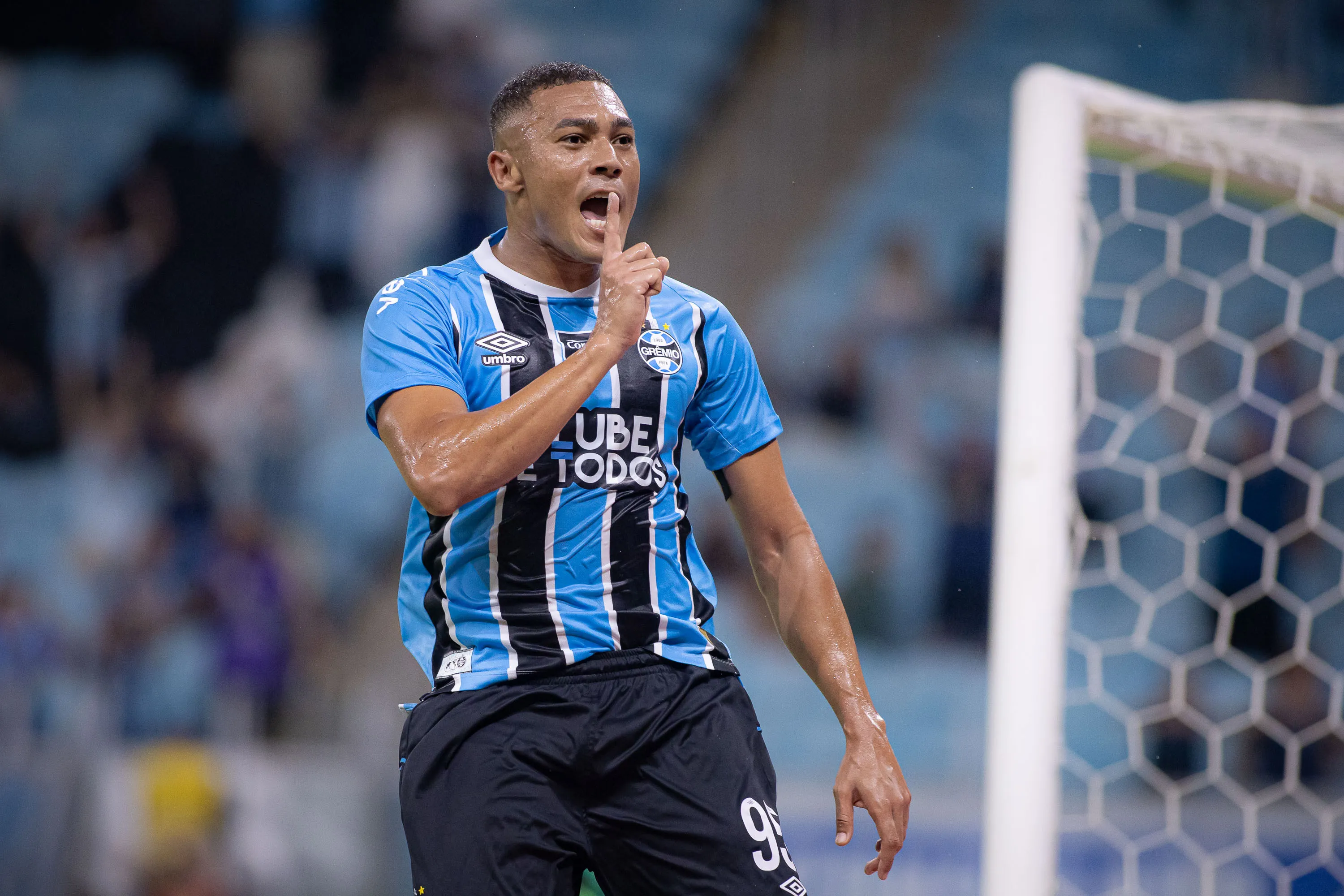 RS – PORTO ALEGRE – 04/02/2026 – BRASILEIRO A 2026, GREMIO X BOTAFOGO – Carlos Vinicius jogador do Gremio comemora seu gol durante partida contra o Botafogo no estadio Arena do Gremio pelo campeonato Brasileiro A 2026. Foto: Maxi Franzoi/AGIF
