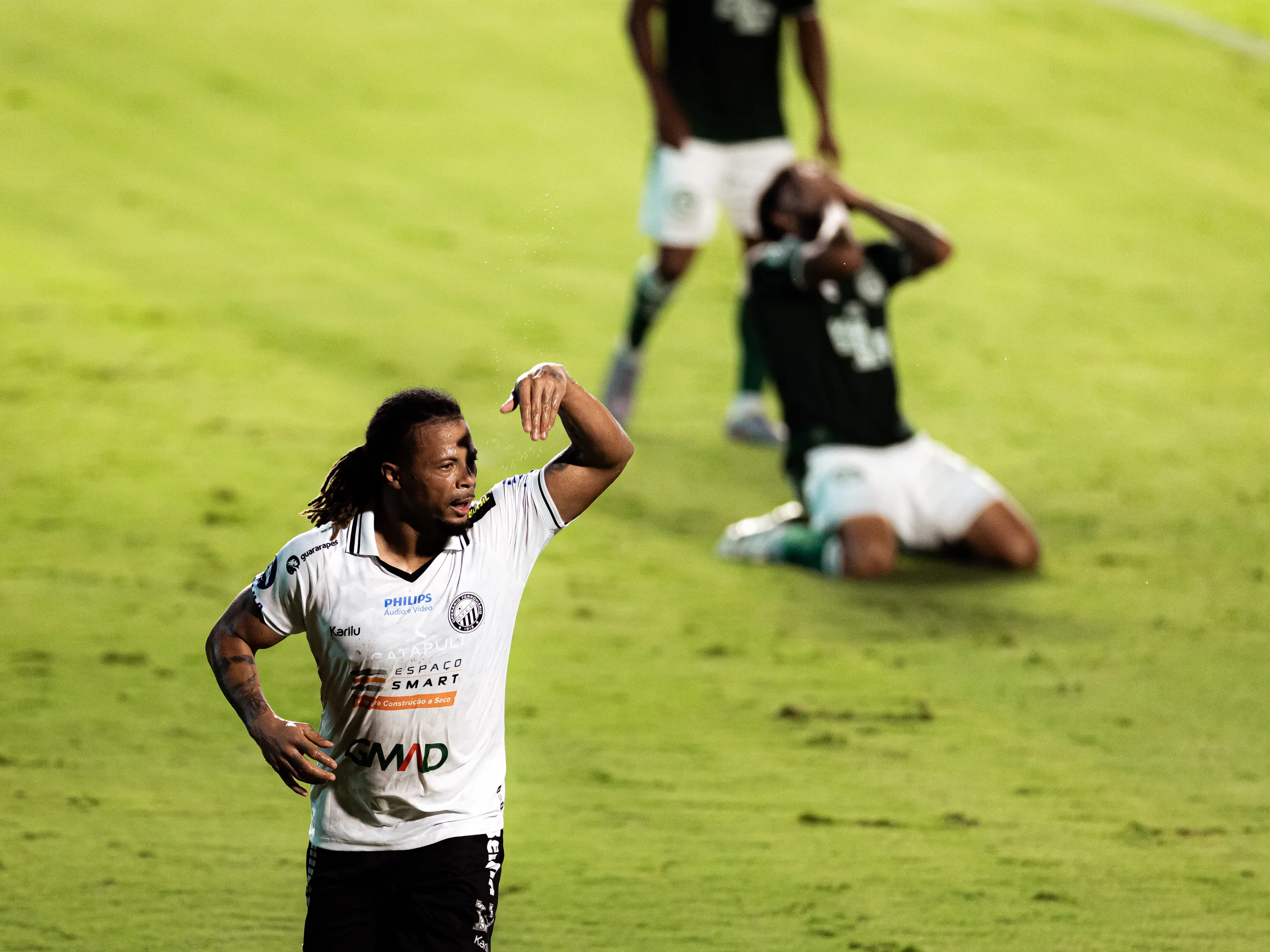 Berto jogador do Operario comemora seu gol durante partida contra o Goias no estadio Serrinha pelo campeonato Brasileiro B 2026. Foto: Mateus Dutra/AGIF