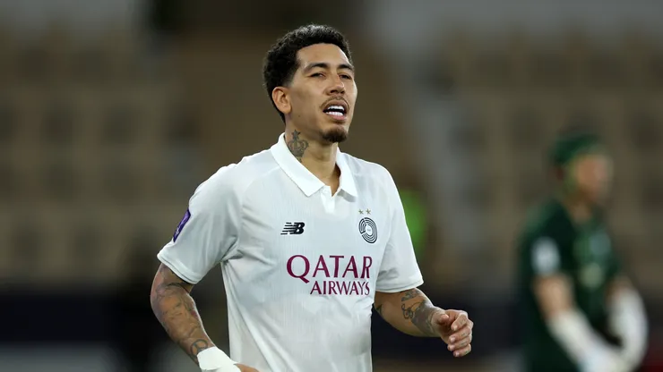 Roberto Firmino (Al Sadd) observa antes de partida da AFC Champions League Elite contra o Vissel Kobe. (Foto: Yasser Bakhsh/Getty Images)