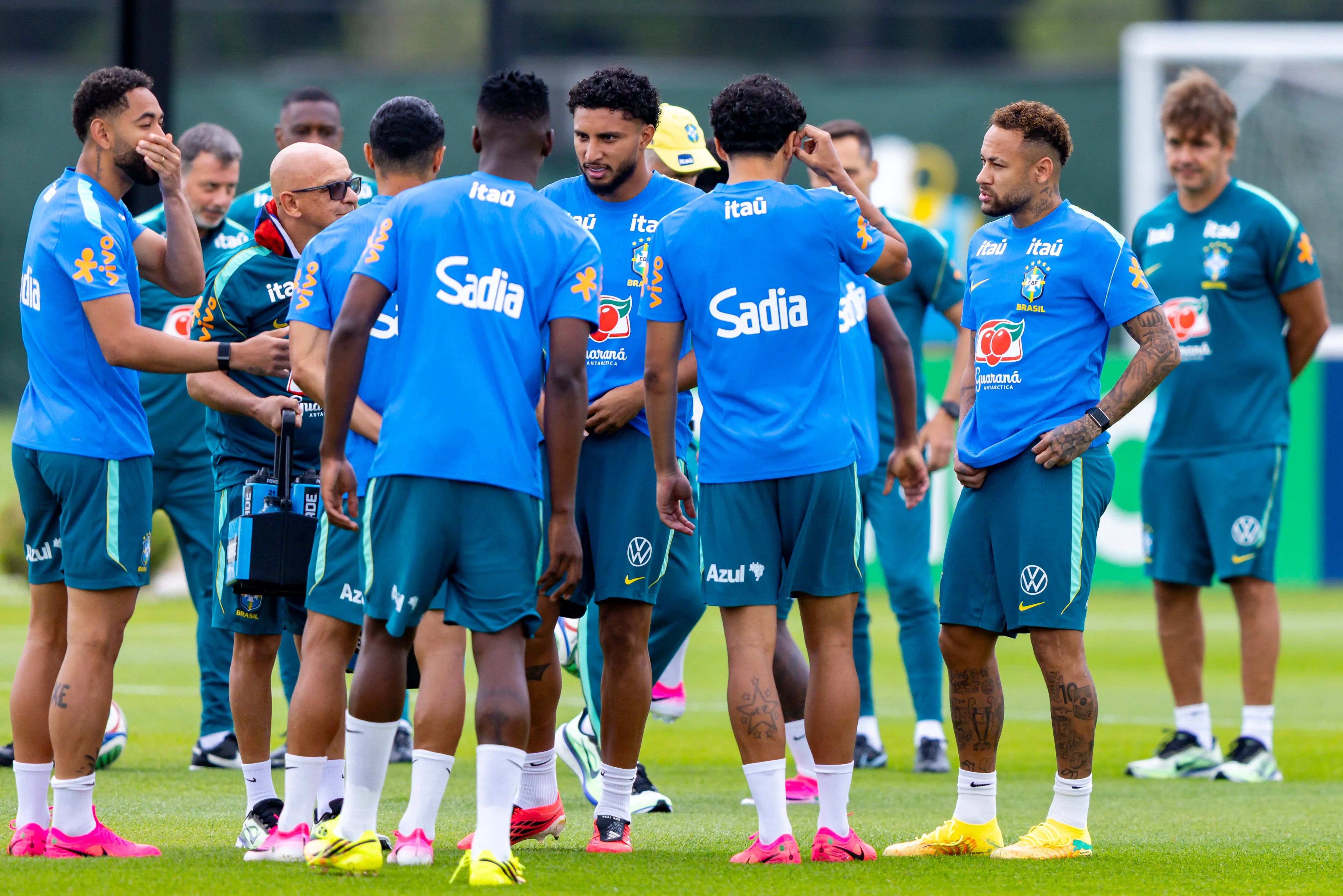 Alex Escobar entrou ao vivo para falar sobre a Seleção Brasileira – Foto: Rodolfo Buhrer/AGIF.