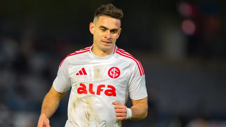Borre jogador do Internacional durante partida contra o Bragantino no estadio Cicero De Souza Marques pelo campeonato Brasileiro A 2025.