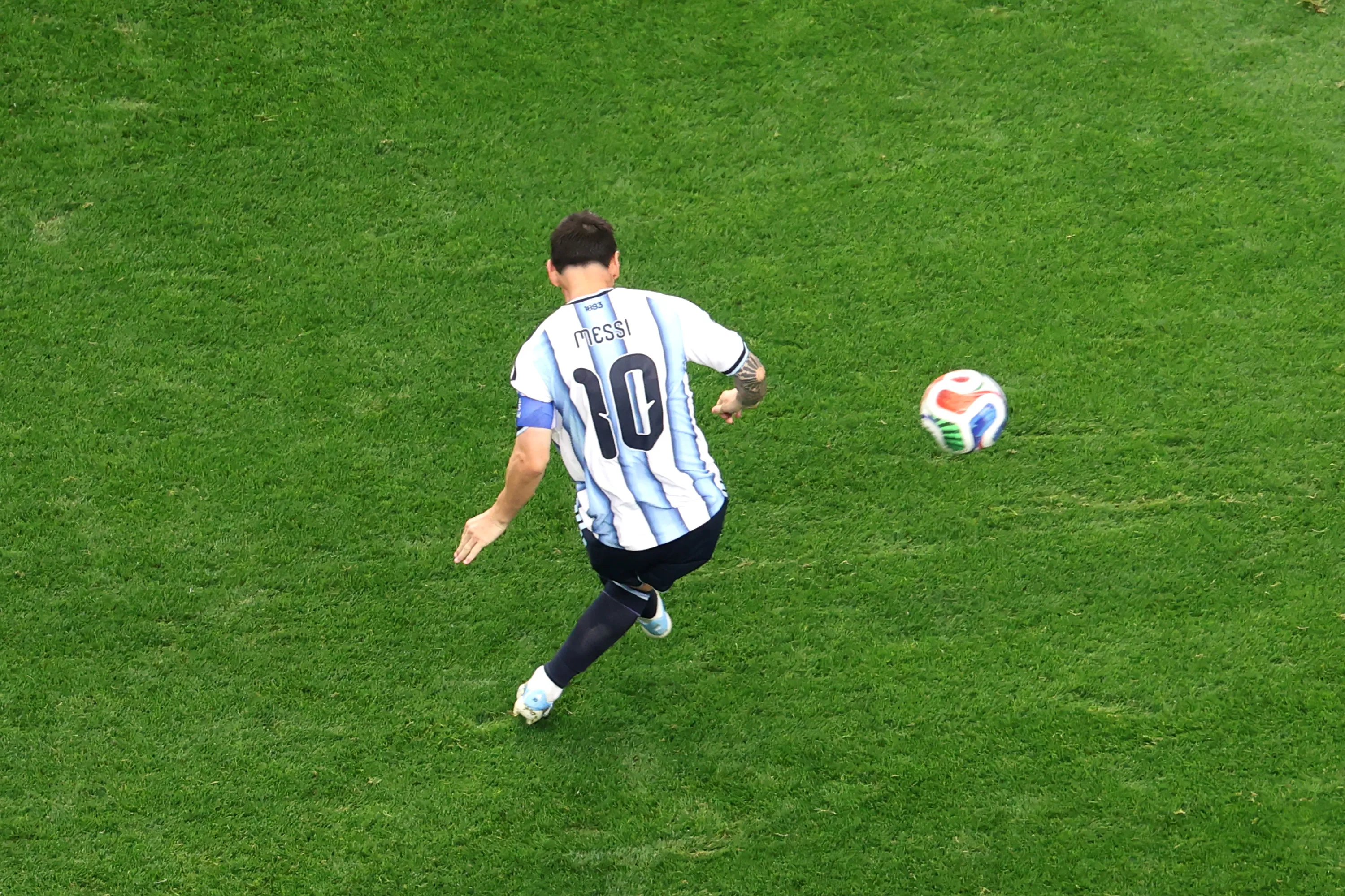 Momento em que Messi marca e se torna o maior artilheiro da história do Mundial – Foto: Stacy Revere/Getty Images.