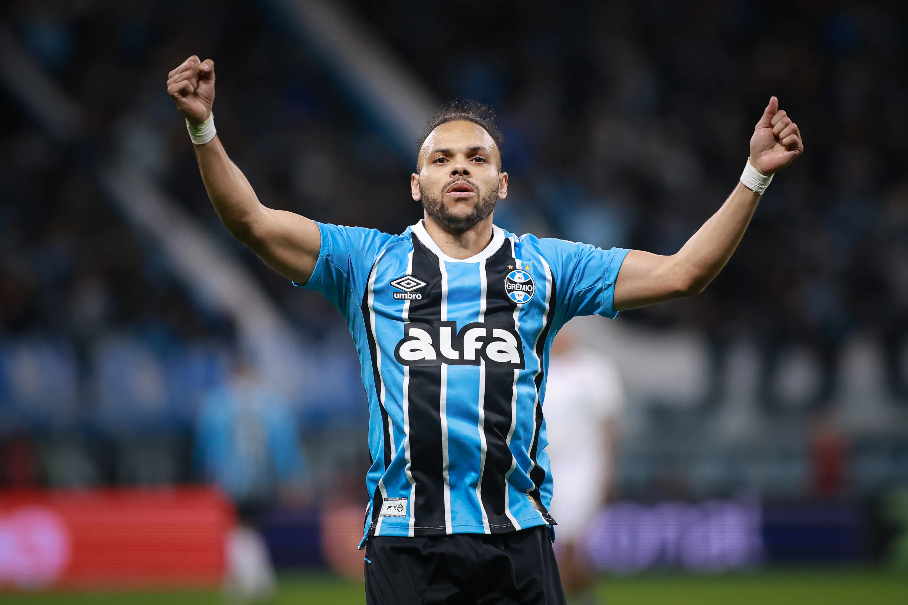 Braithwaite comemora seu gol durante partida contra o Fortaleza na Arena do Grêmio pelo campeonato Brasileiro 2025. Foto: Maxi Franzoi/AGIF.