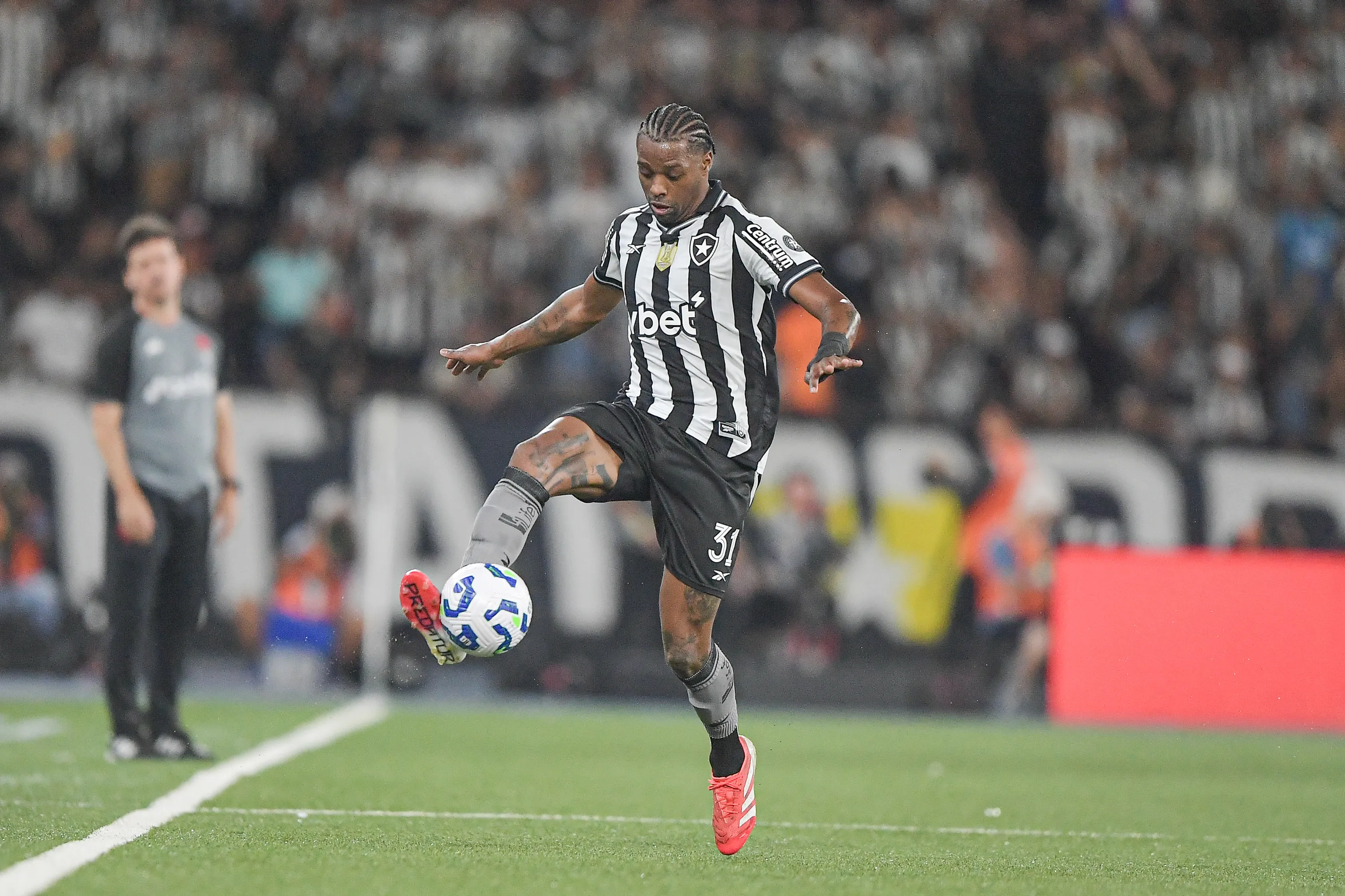 Kaio Pantaleão atuando no Botafogo – Foto: Thiago Ribeiro/AGIF
