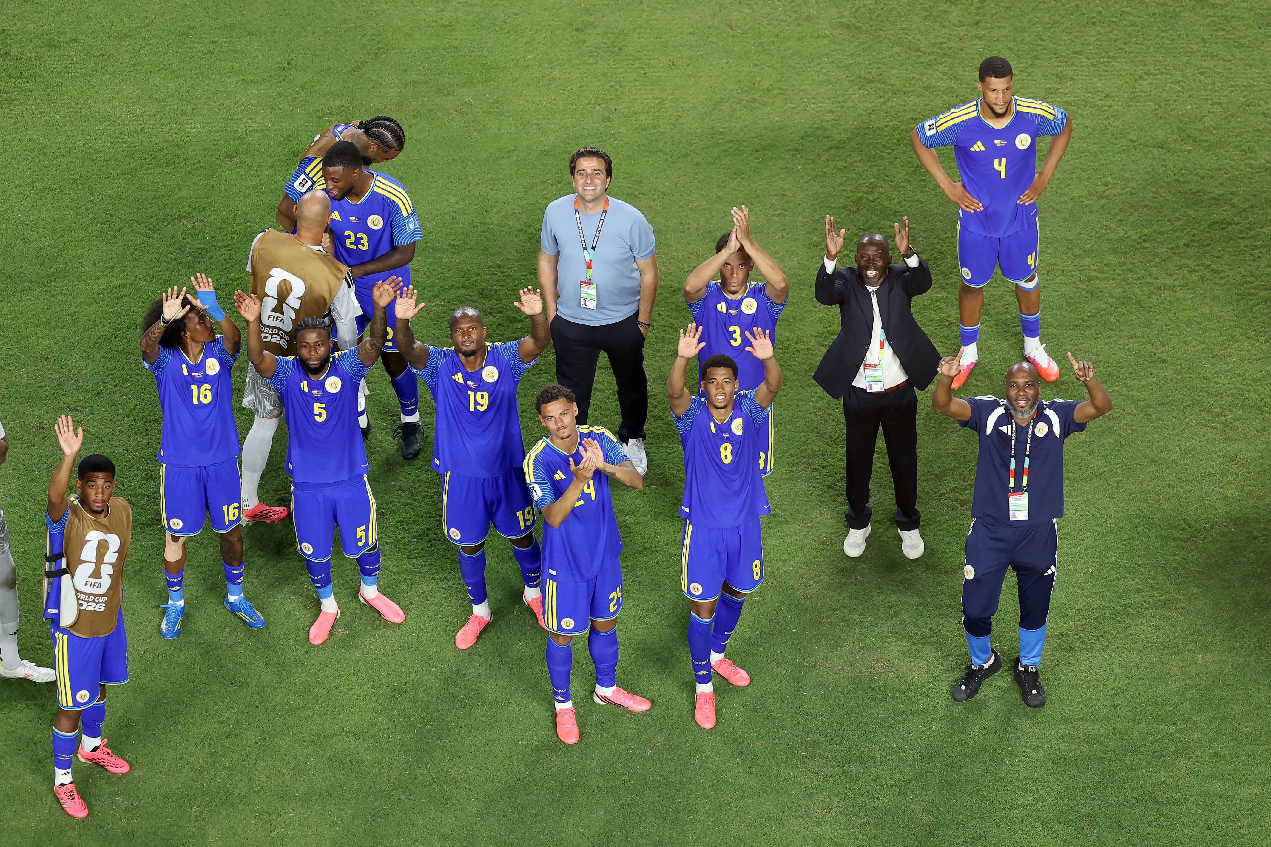 Jogadores de Curaçao comemoram empate contra o Equador na Copa do Mundo – Foto: Michael Steele/Getty Images.