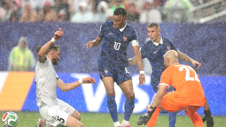 Kylian Mbappé #10 (França) tenta controlar a bola contra Akam Hashim #5 e Ahmed Basil #22 (Iraque) durante partida pela Copa do Mundo de 2026. (Foto: Kevin C. Cox/Getty Images)