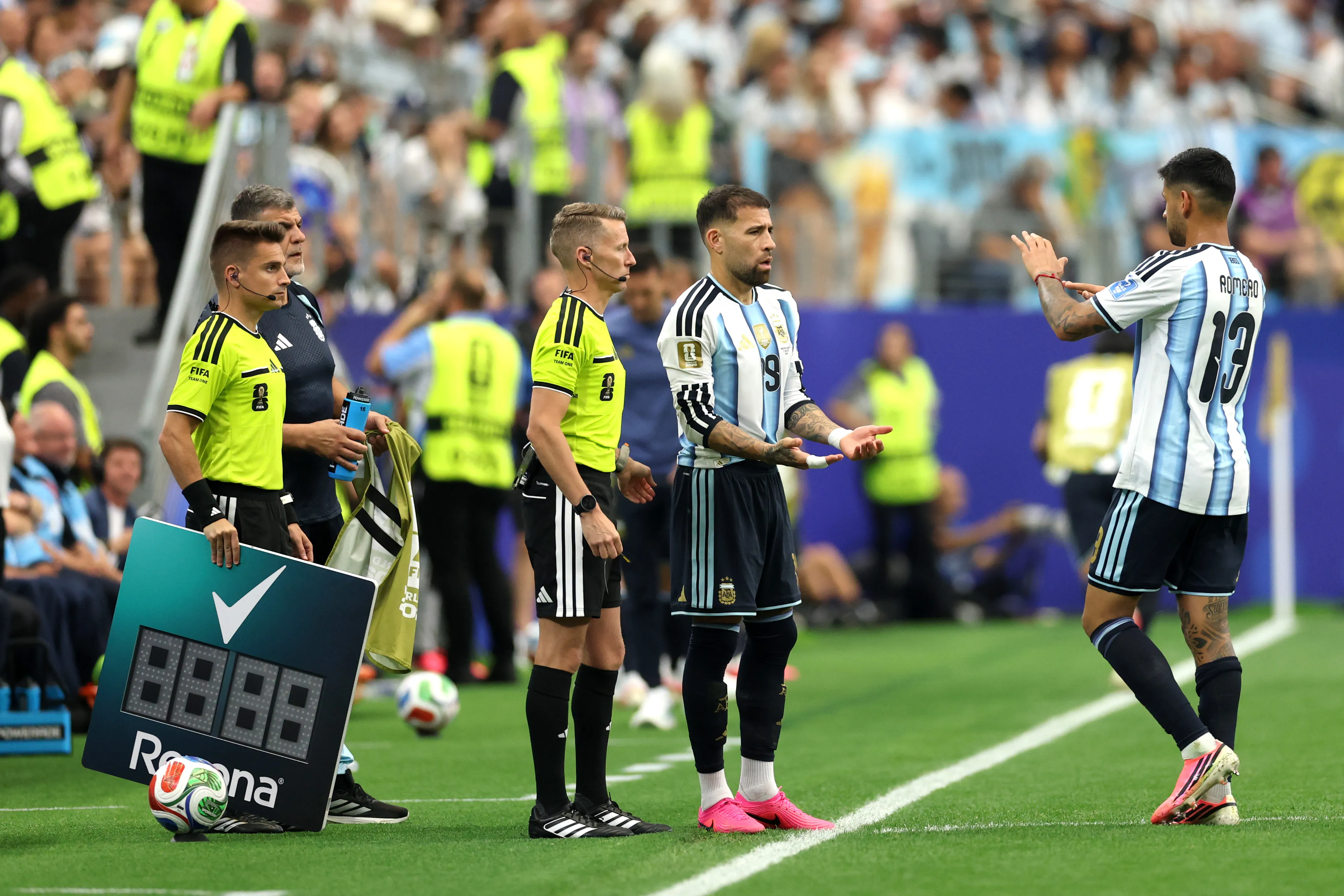 Otamendi entrando no lugar de Cristian Romero – (Photo by Michael Steele/Getty Images)