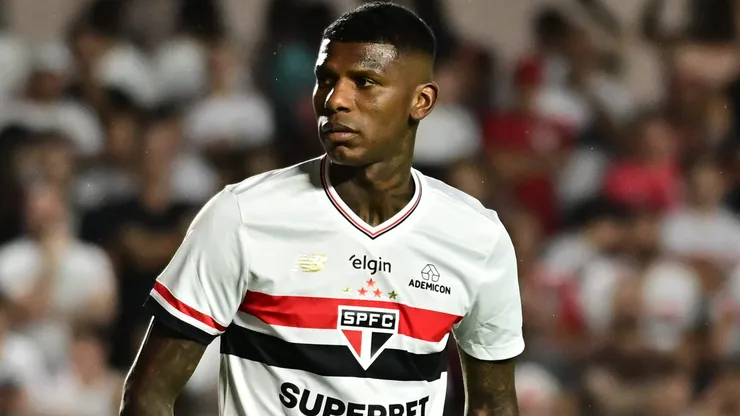 Arboleda durante confronto contra o Santos no Campeonato Brasileiro de 2025.