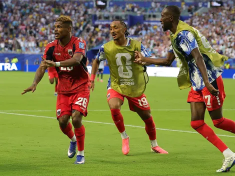 Gol de Cabo Verde interrompe pedido de casamento na arquibancada