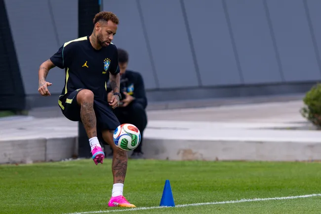 Neymar Jr durante treino no Centro de Treinamento CT Columbia Park.  Foto: Rodolfo Buhrer/AGIF