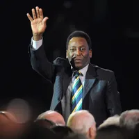 Pelé ou Messi? Casagrande escolhe camisa 10 brasileiro