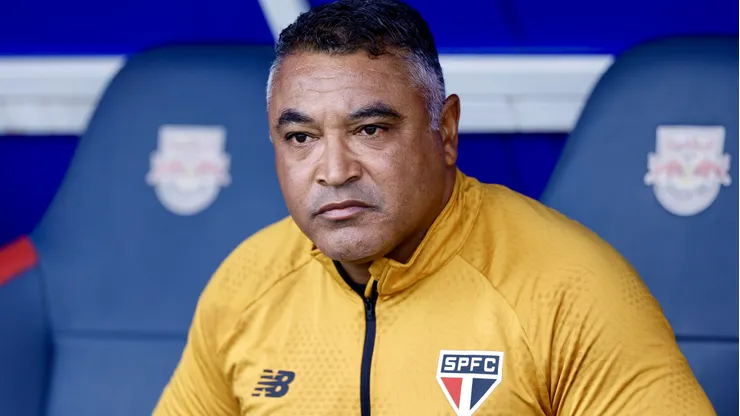 Roger Machado durante confronto contra o Bragantino no Campeonato Brasileiro de 2026.