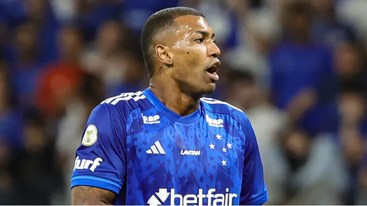 Walace durante partida contra o Atlético-MG no Brasileirão de 2024.