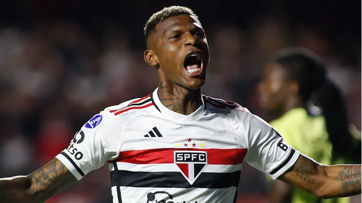 Arboleda durante confronto contra a LDU na Sul-Americana de 2023.