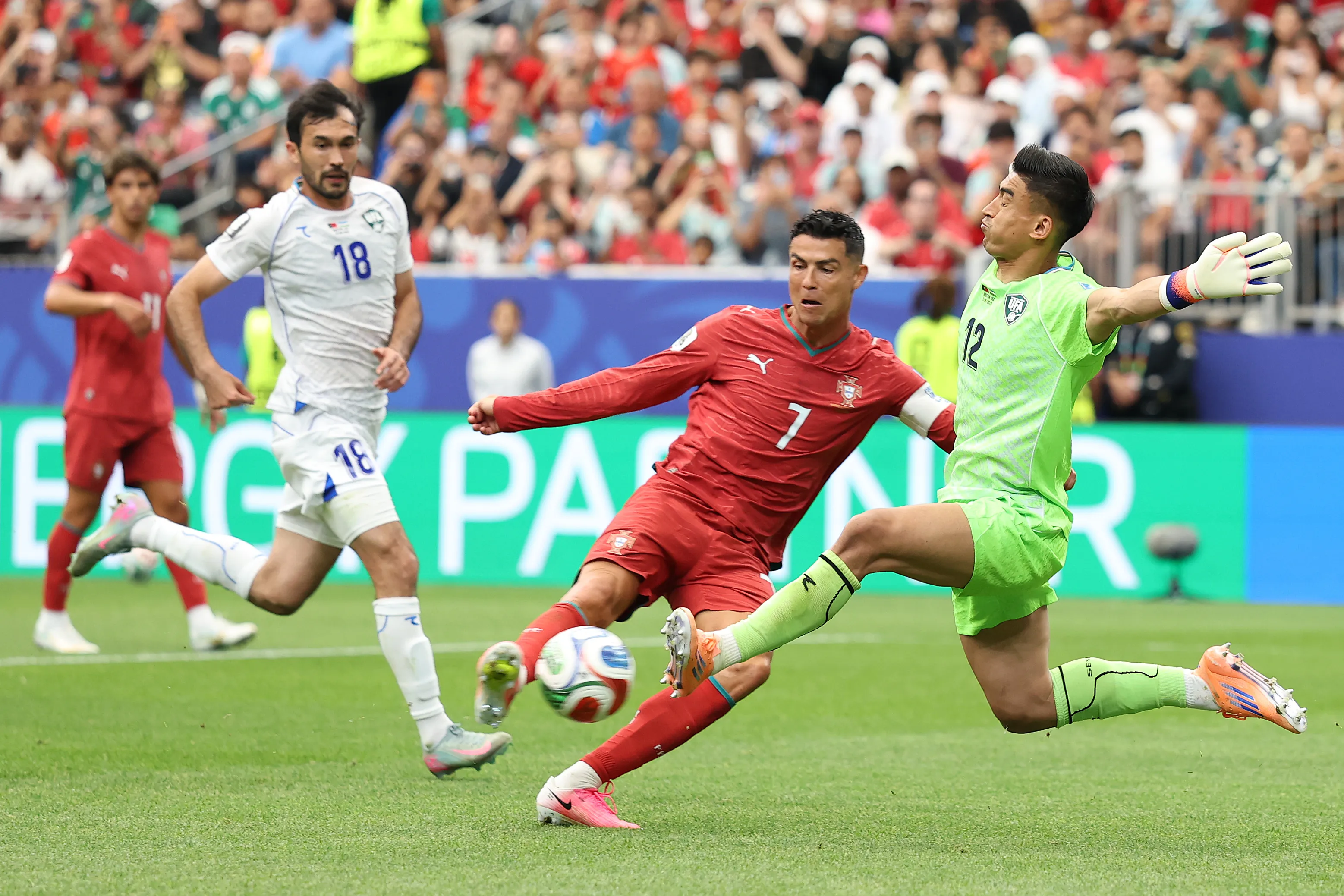 Cristiano Ronaldo e Nematov durante confronto entre Portugal e Uzbequistão na Copa de 2026. (Photo by Charlotte Wilson/Getty Images)