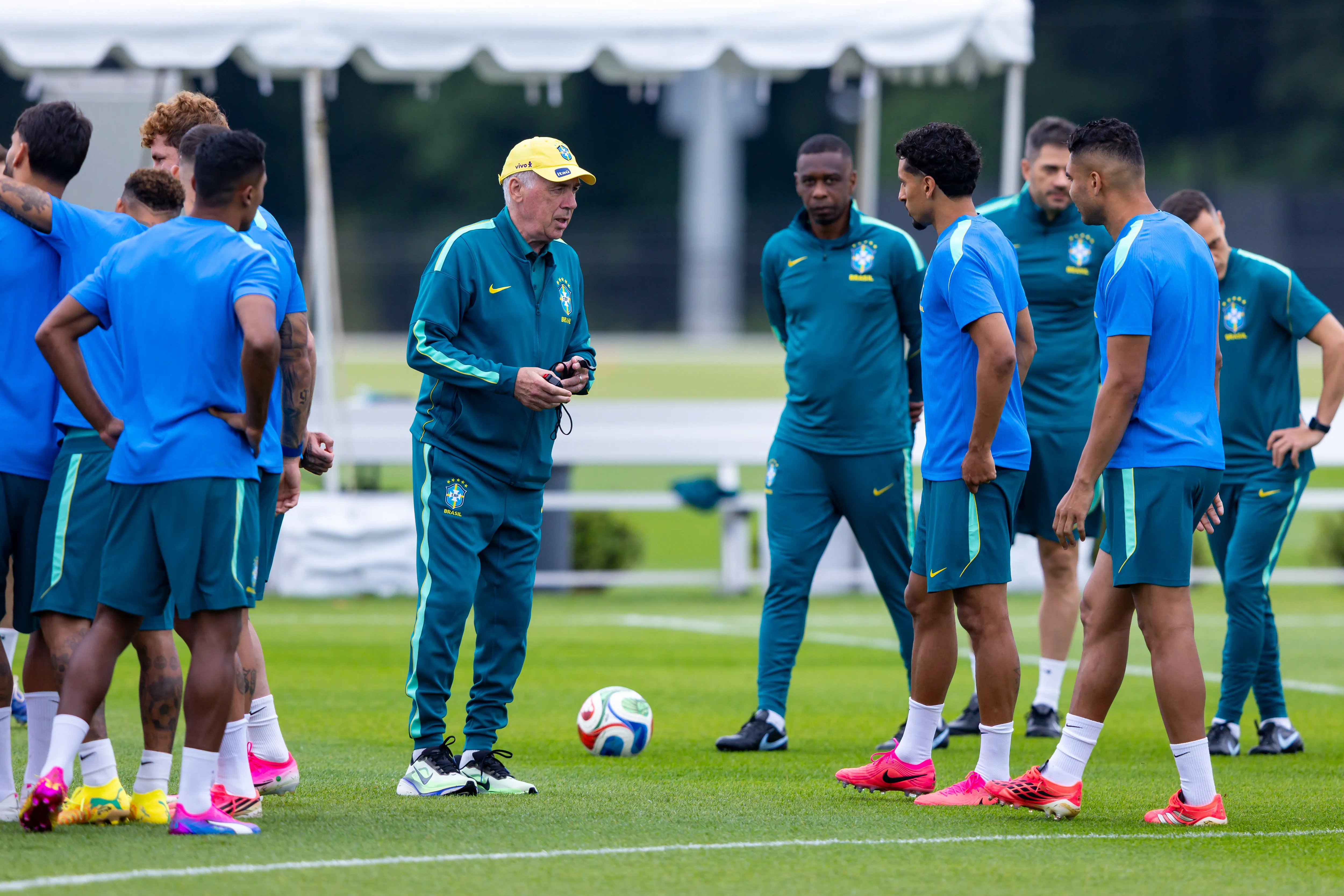 O italiano Carlo Ancelotti tecnico da Selecao Brasileira durante treino no Centro de Treinamento CT Columbia Park. Foto: Rodolfo Buhrer/AGIF