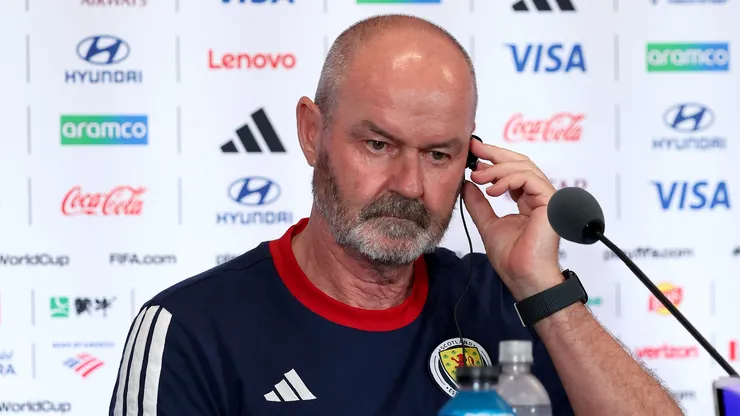 Técnico da Escócia durante entrevista coletiva antes de jogo contra o Brasil.