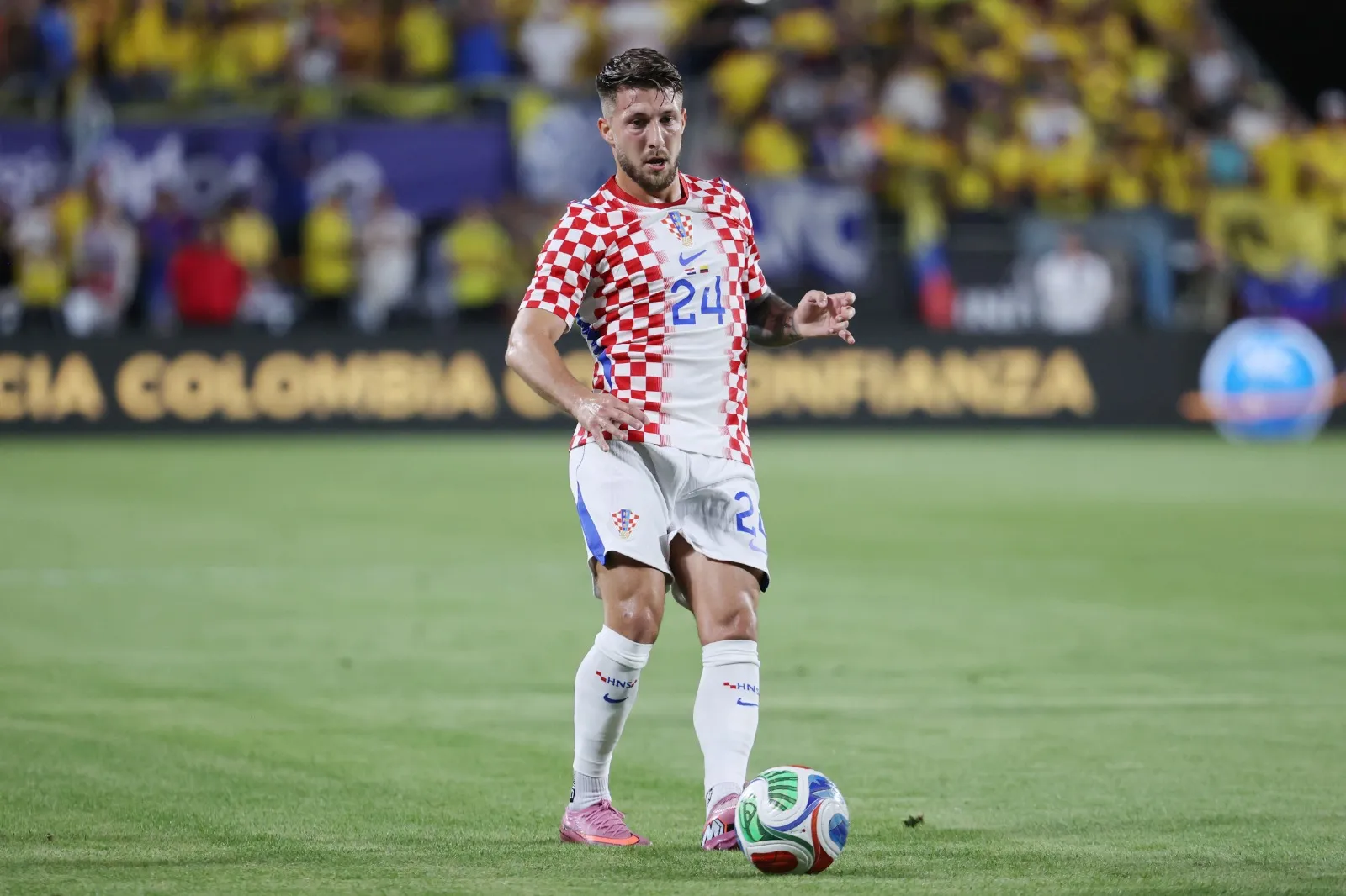 Pasalic atuando pela Seleção da Croácia – Foto: Leonardo Fernandez/Getty Images