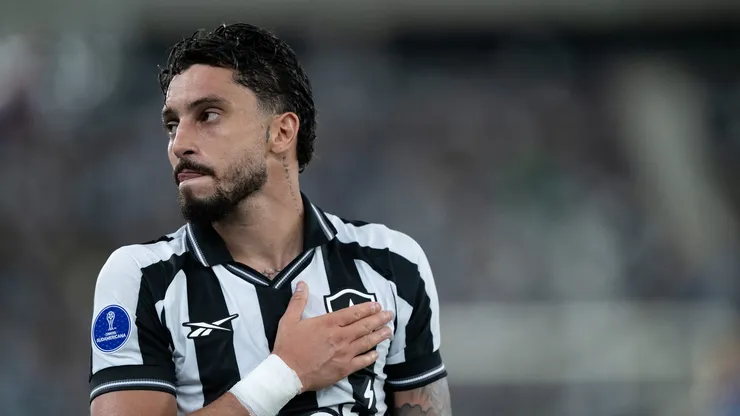 Alex Telles comenta retorno aos treinos no Botafogo