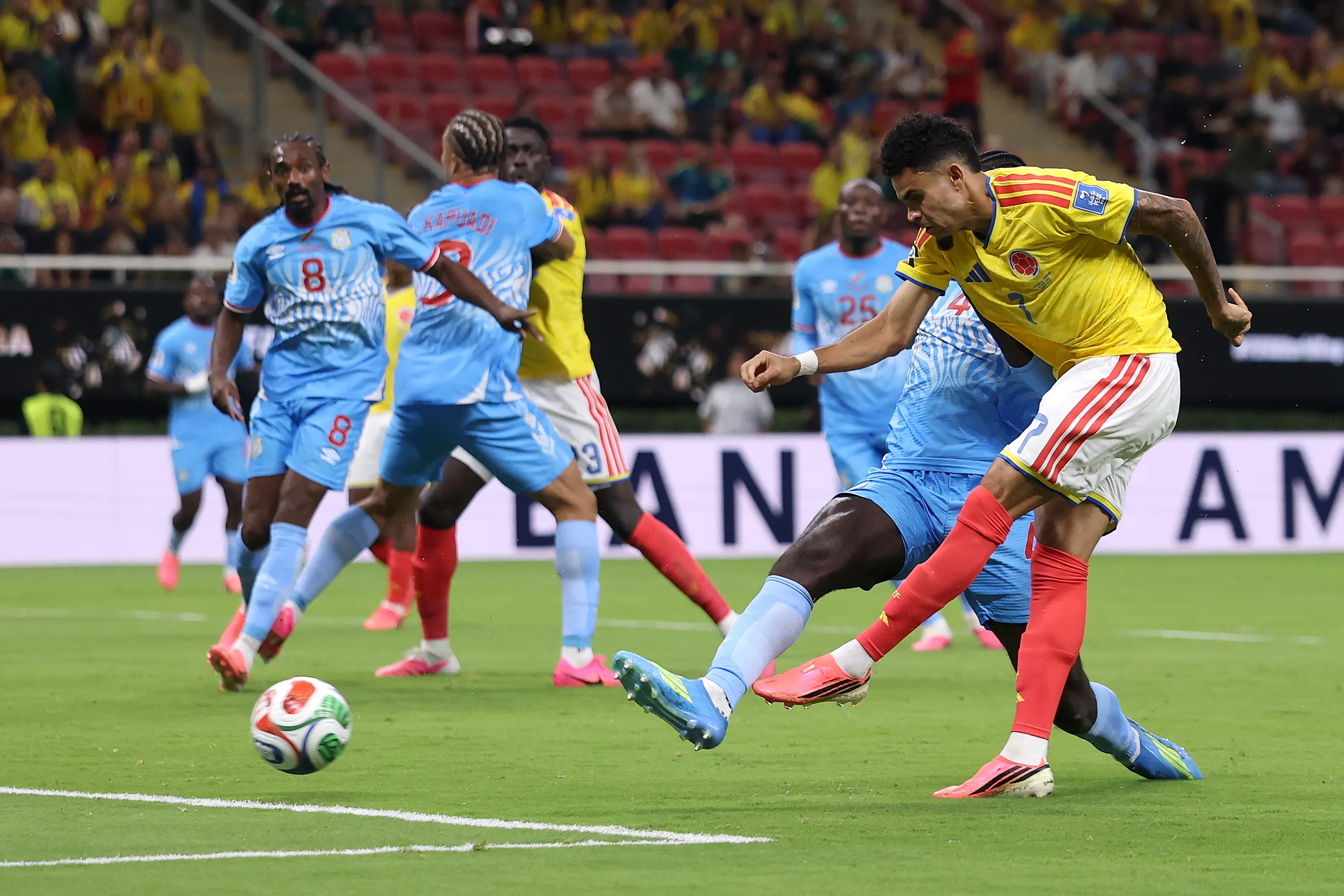 Luis Diaz da Colombia perdeu chance cara a cara com o goleiro. Foto: Carl Recine/Getty Images