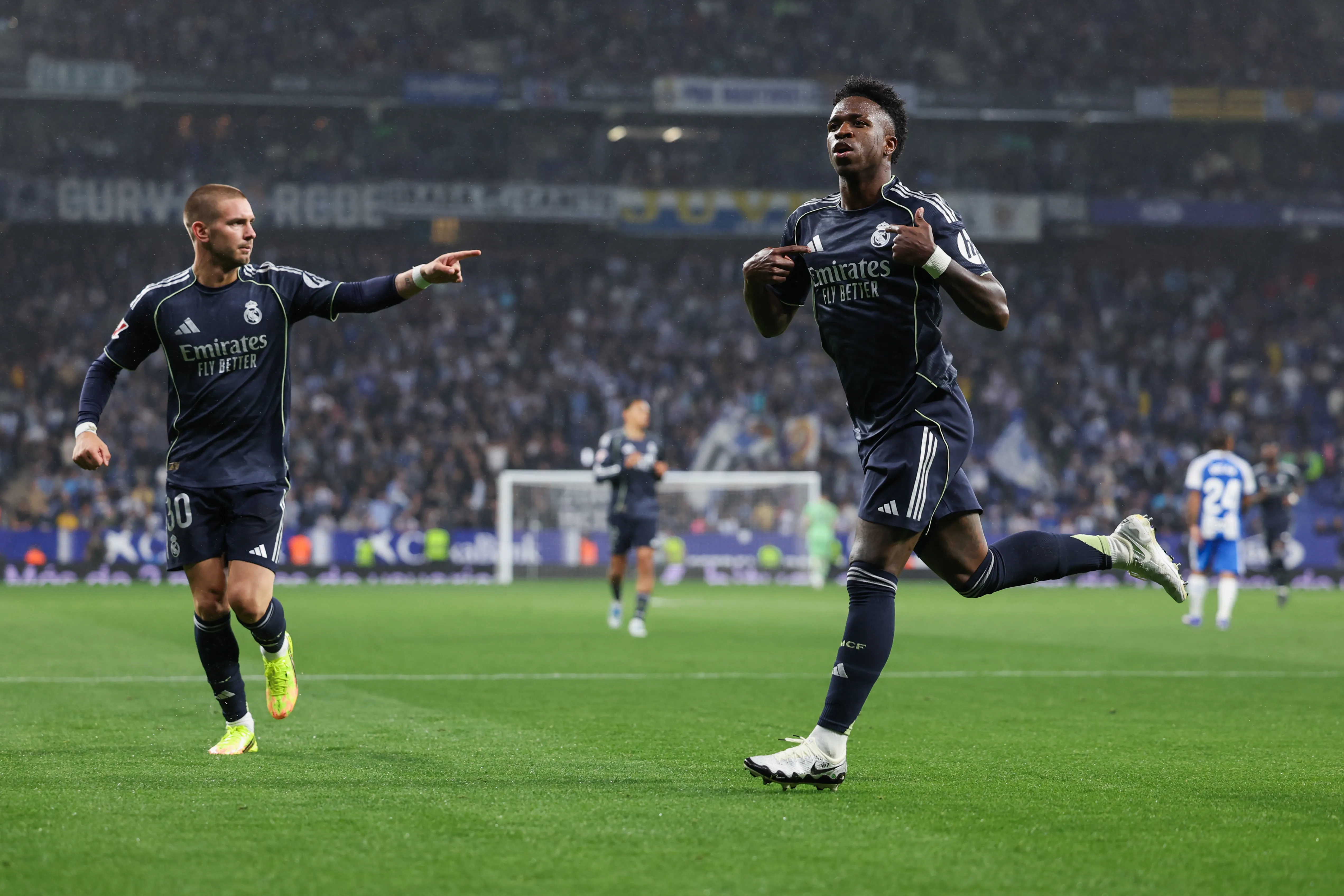 Vinicius Junior, do Real Madrid CF, comemora o primeiro gol de sua equipe durante a partida da LaLiga EA Sports entre RCD Espanyol de Barcelona e Real Madrid CF no Estádio RCDE, em 3 de maio de 2026, em Barcelona, ​​Espanha. (Foto de Judit Cartiel/Getty Images)