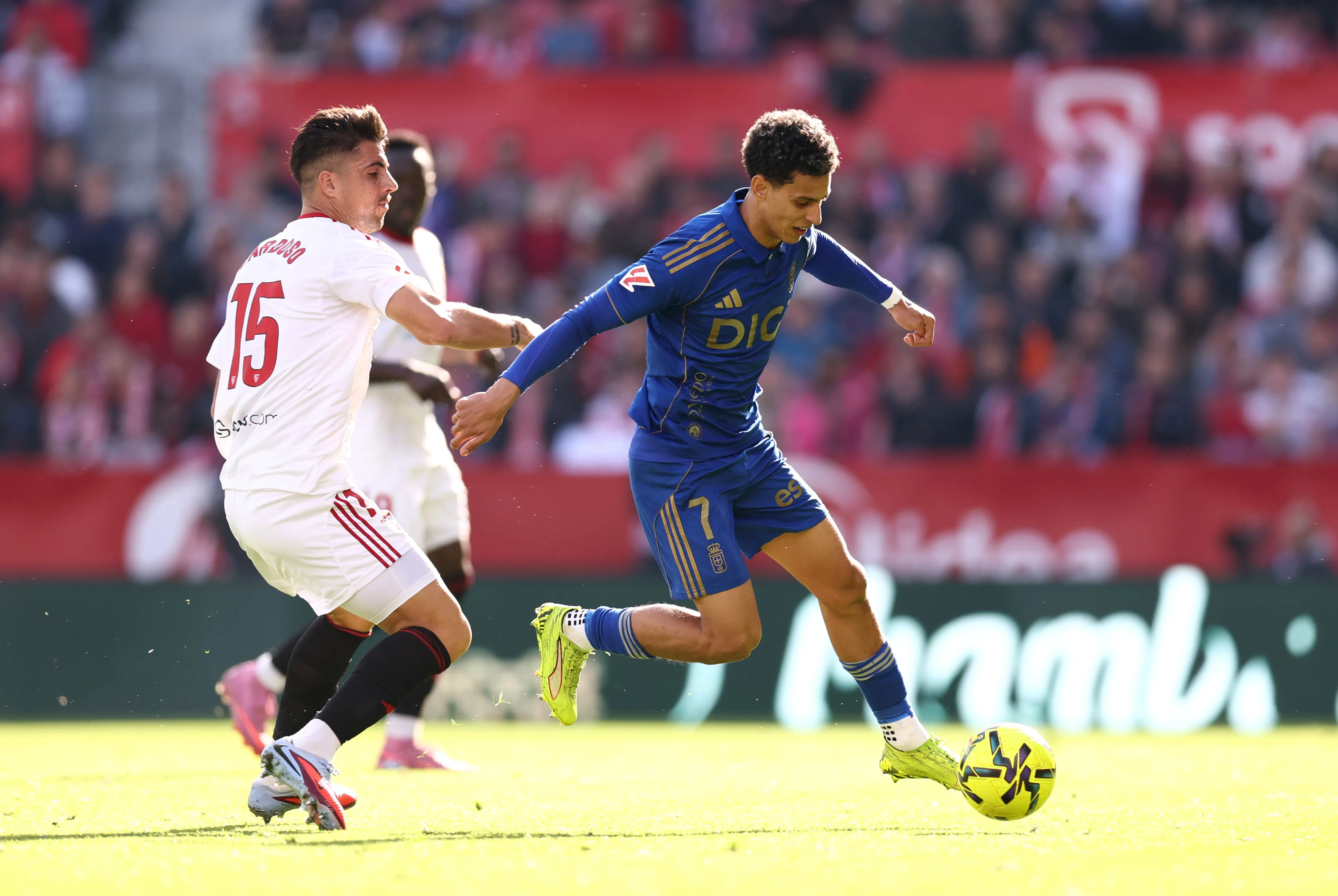 Fábio Cardoso em ação pelo Sevilla – Foto: Fran Santiago/Getty Images.