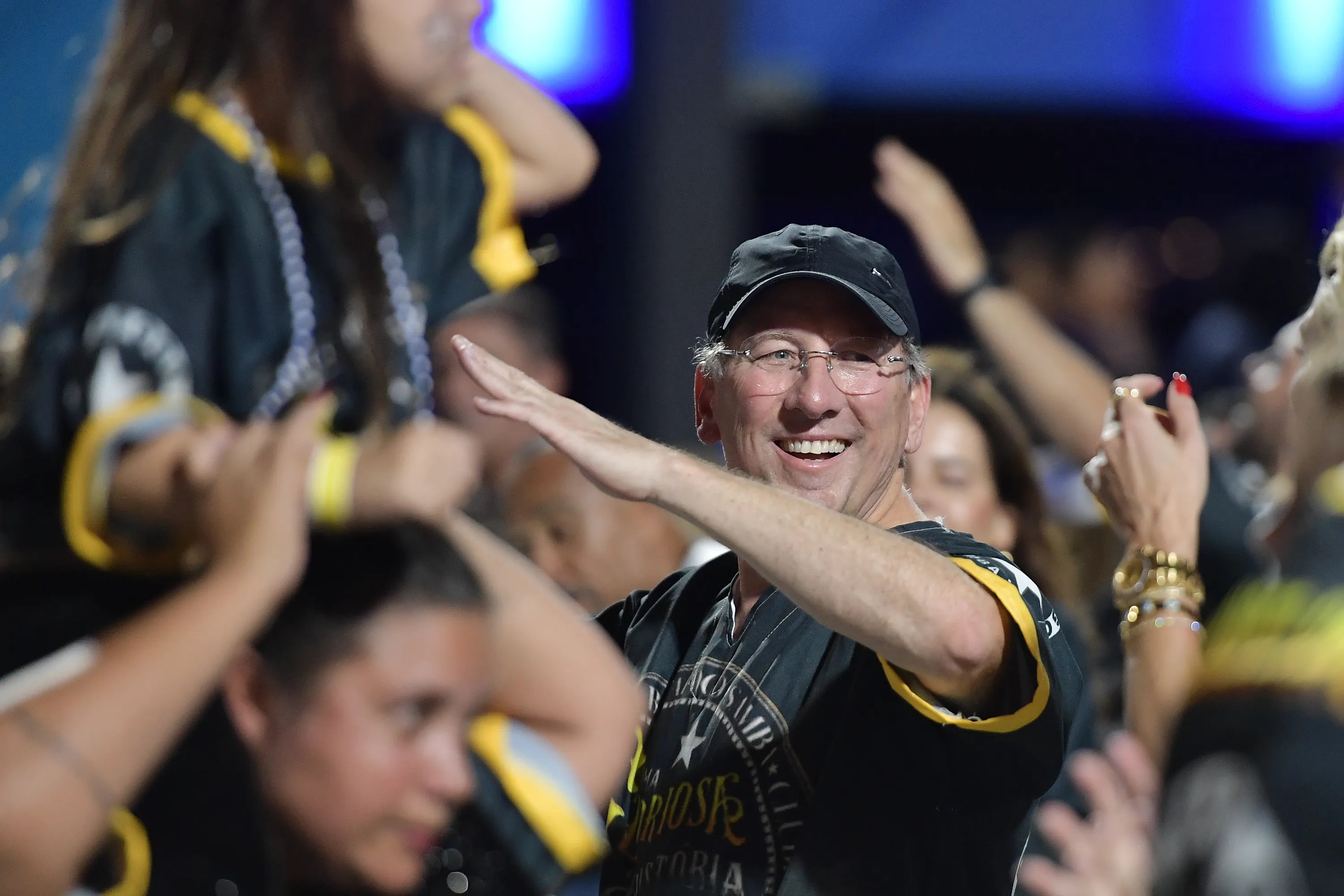 John Textor presidente da SAF do Botafogo durante desfile da Escola de Samba Botafogo Samba Clube durante apresentacao no desfile da serie ouro do Rio de Janeiro no Sambodromo da Marques de Sapucai nesta sexta feira (28). Foto: Thiago Ribeiro/AGIF