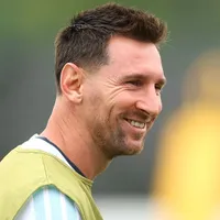 Messi ganha festa surpresa na concentração da Argentina