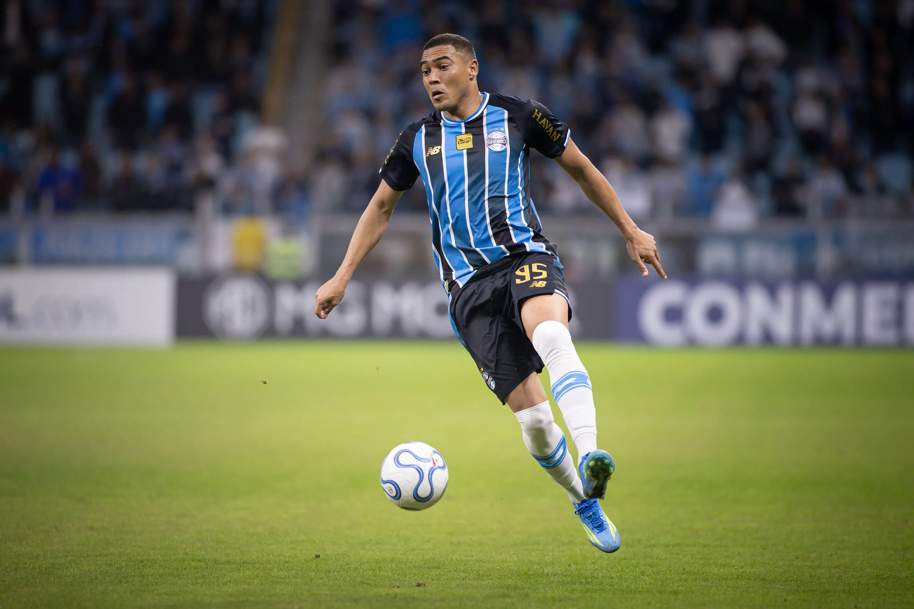 Carlos Vinícius atuando no Grêmio em 2026 – Foto: Maxi Franzoi/AGIF