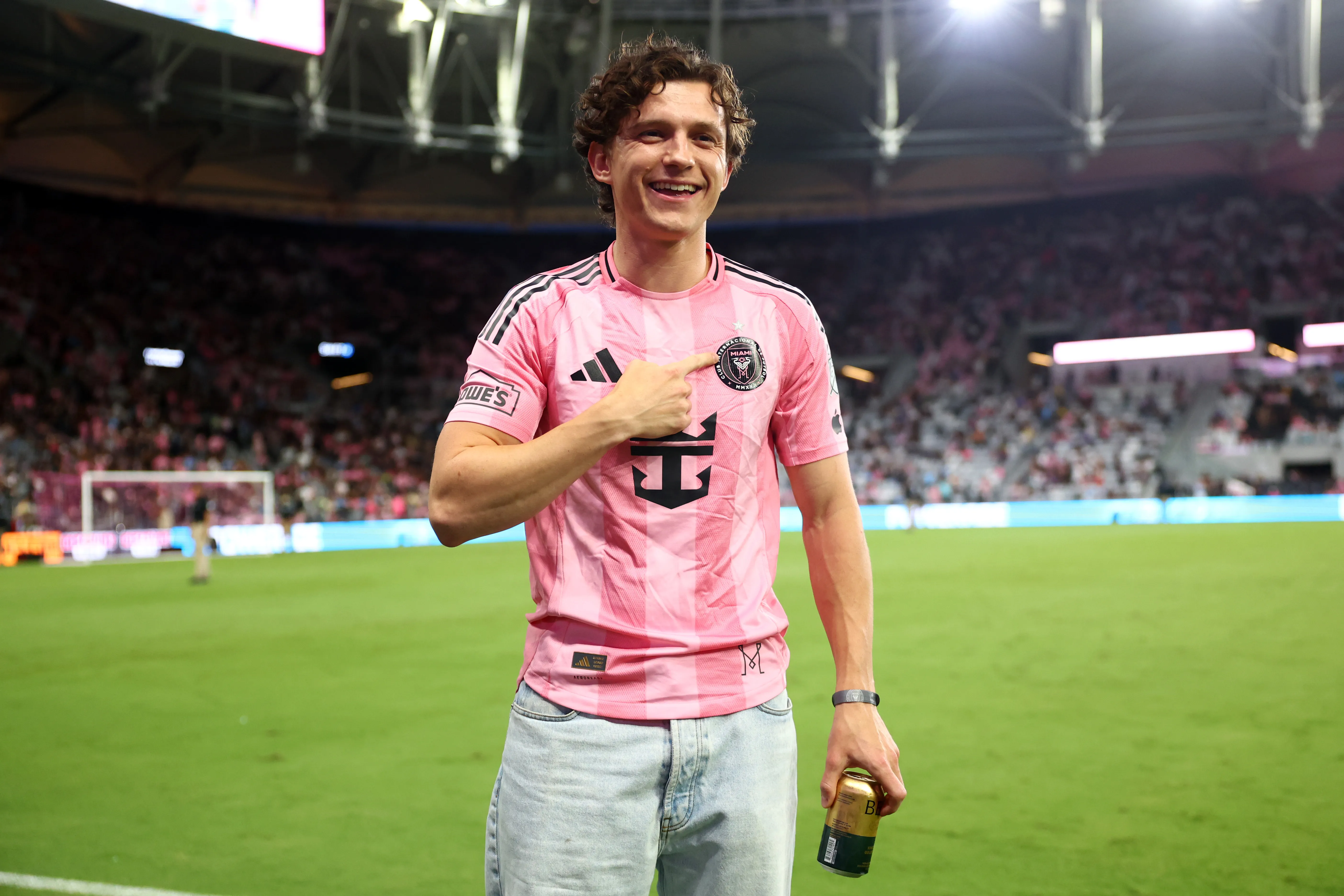 Tom Holland na partida da MLS entre Inter Miami CF e Philadelphia Union no Nu Stadium em 24 de maio de 2026, em Miami, Flórida. Foto: Megan Briggs/Getty Images.