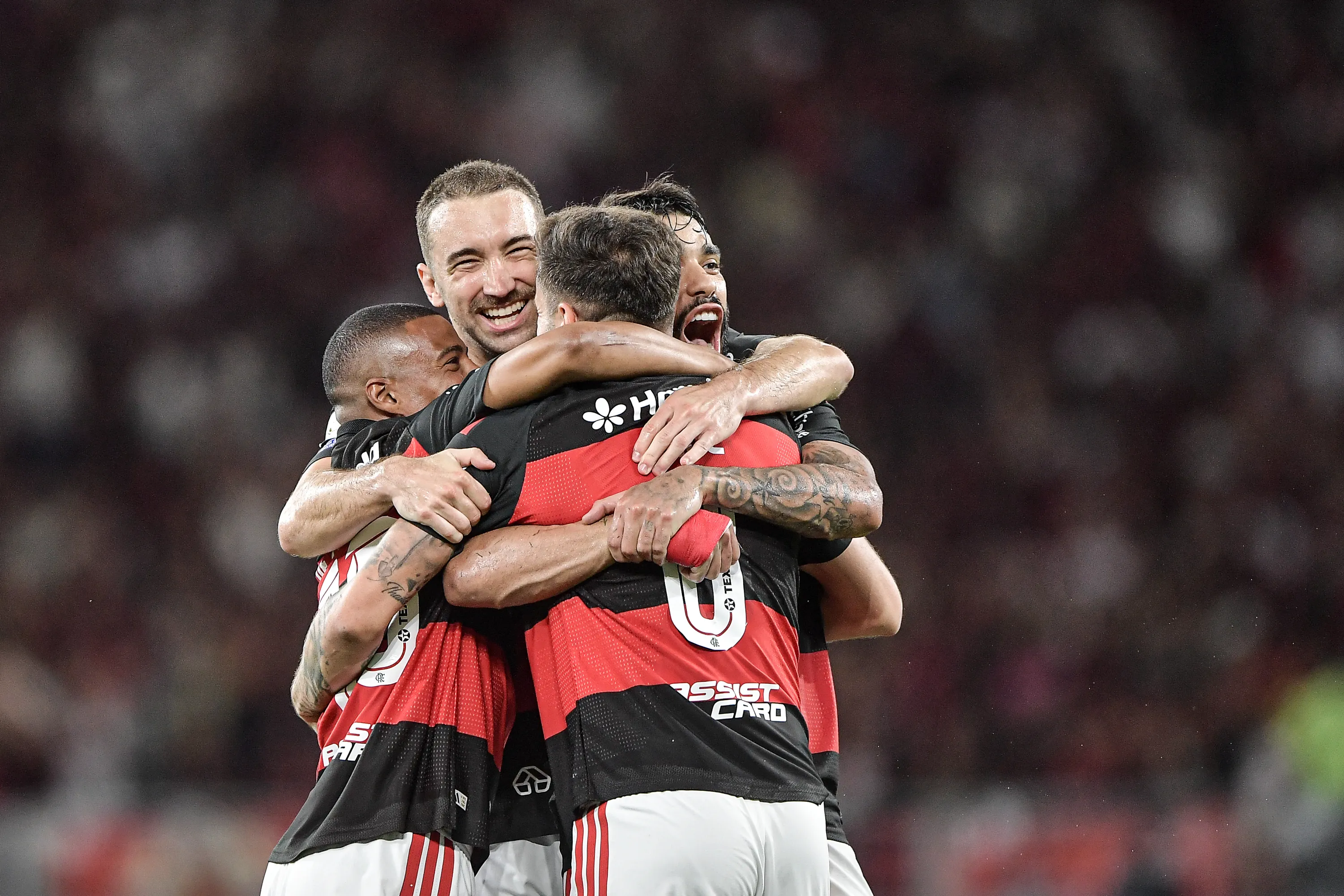 Lucas Paqueta jogador do Flamengo comemora seu gol com jogadores do seu time durante partida contra o Bahia no estadio Maracana pelo campeonato Brasileiro A 2026. Foto: Thiago Ribeiro/AGIF