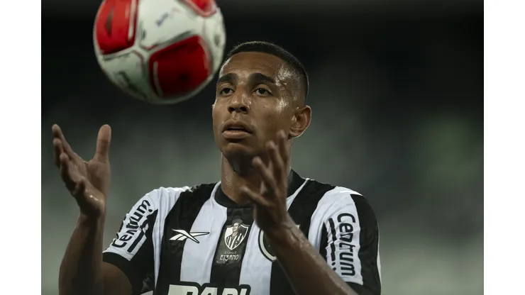 Victor Sa jogador do Botafogo durante partida contra o Madureira no estadio Engenhao pelo campeonato Carioca 2024. Foto: Jorge Rodrigues/AGIF