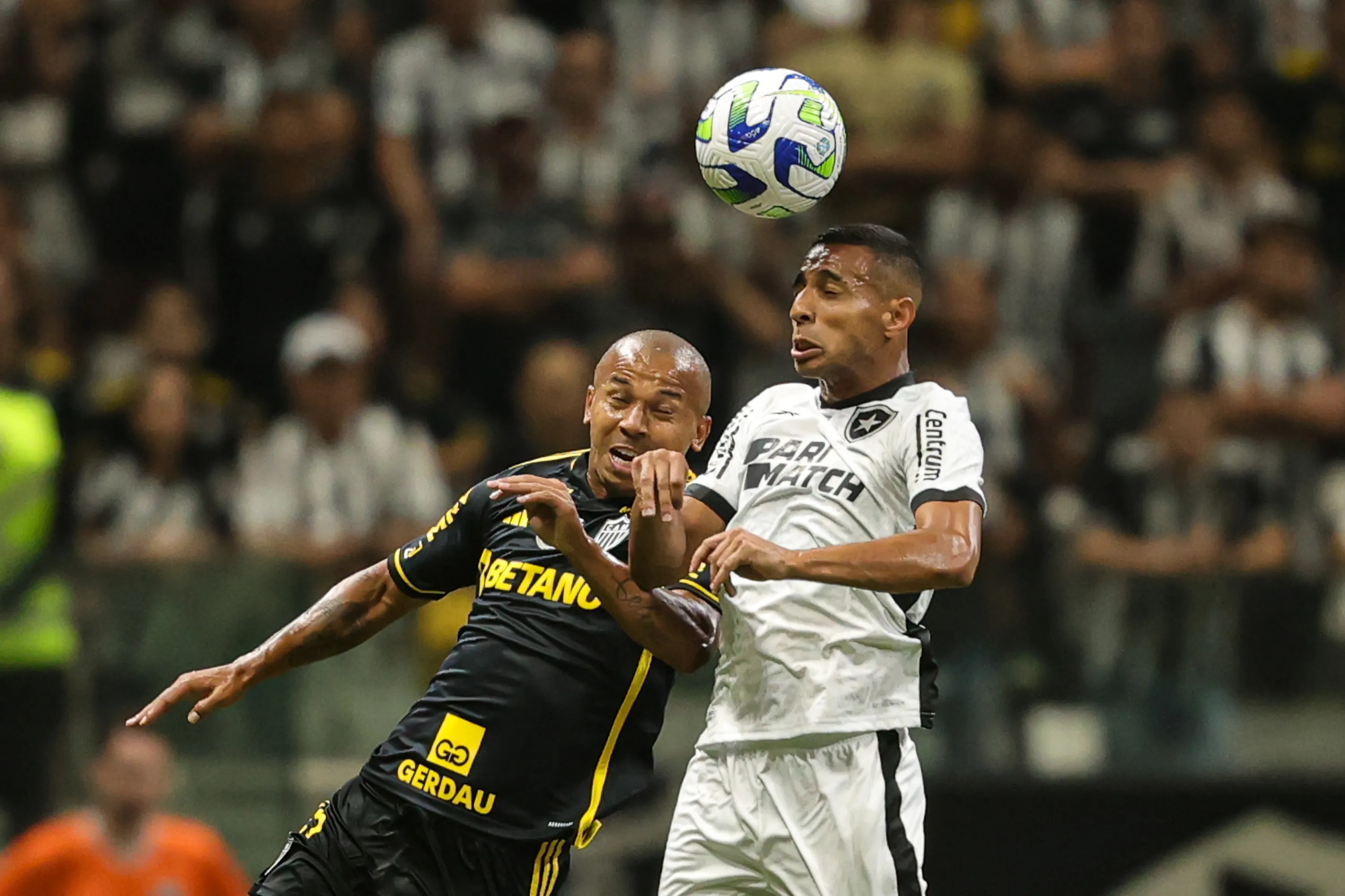 Mariano jogador do Atletico-MG disputa lance com Victor Sa jogador do Botafogo durante partida no estadio Arena MRV pelo campeonato Brasileiro A 2023. Foto: Gilson Lobo/AGIF