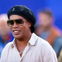 Ronaldinho surge com tênis do hexa em Miami