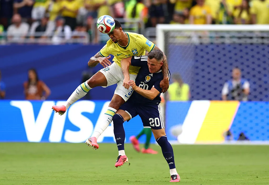 Gabriel Magalhaes vence duelo aéreo em confronto da Seleção Brasileira diante da Escócia. (Photo by Megan Briggs/Getty Images)