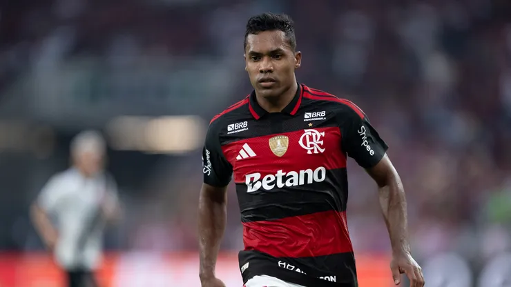 Alex Sandro jogador do Flamengo durante partida contra o Vasco no estádio Maracanã pelo campeonato Brasileiro A 2026. Foto: Jorge Rodrigues/AGIF