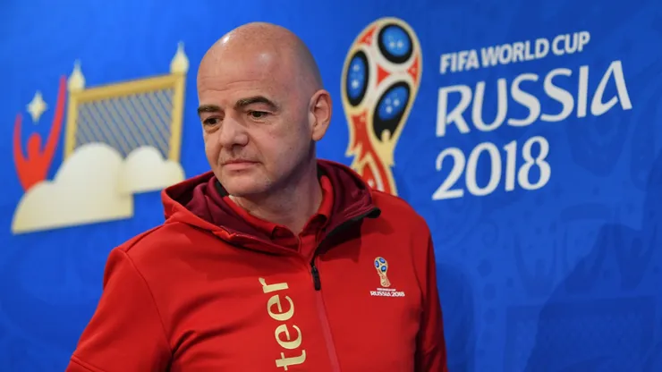 O presidente da FIFA, Gianni Infantino, observa durante uma coletiva de imprensa na Copa do Mundo da FIFA de 2018, no Estádio Luzhniki, em Moscou, Rússia, em 13 de julho de 2018. (Foto de Dan Mullan/Getty Images)