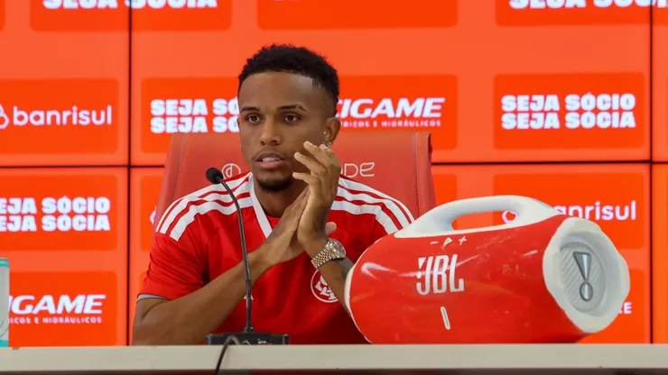 Kayky em apresentação oficial no Internacional (Imagem: Ricardo Duarte / Internacional)