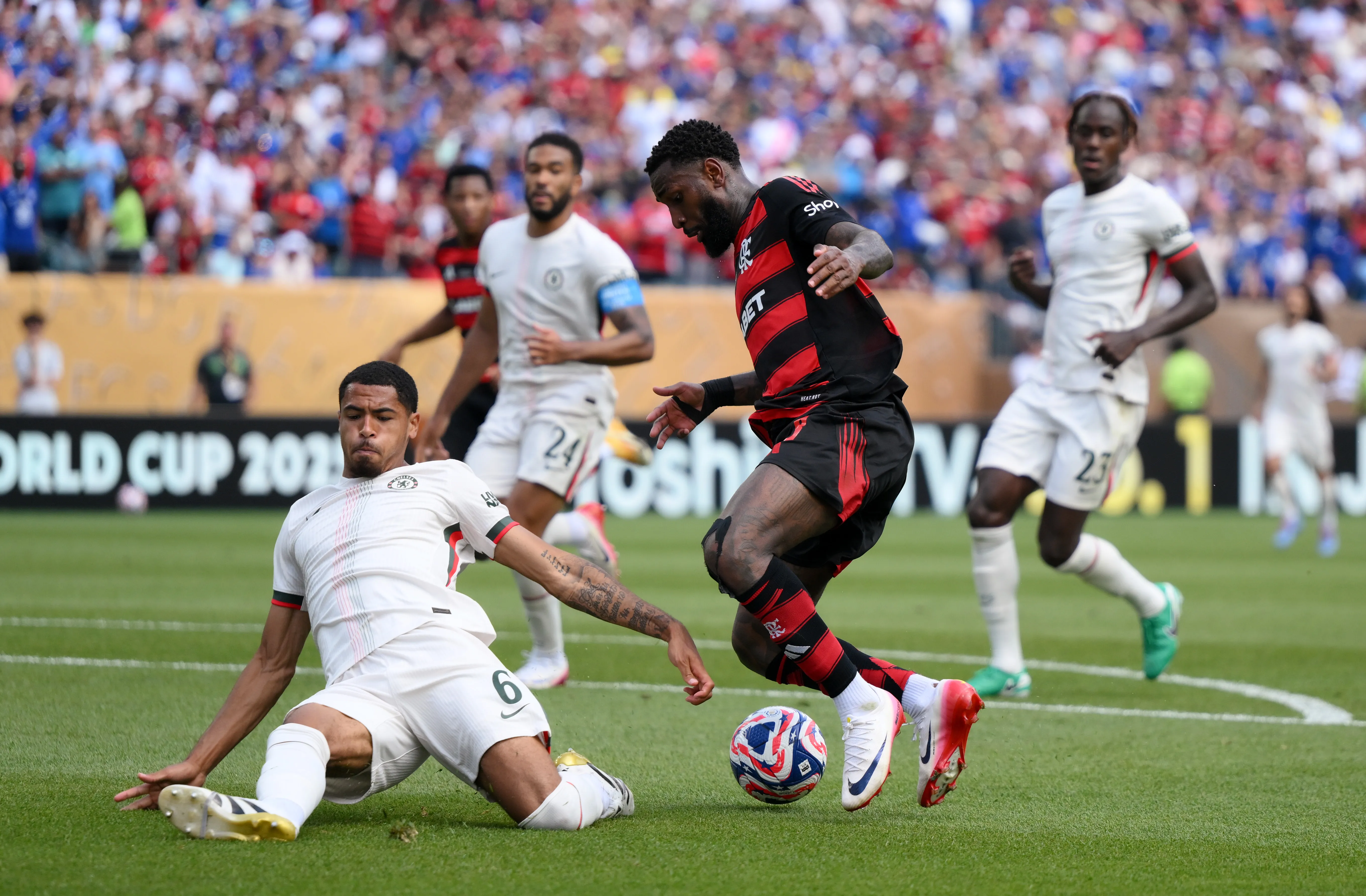 PHILADELPHIA, PENNSYLVANIA – JUNE 20: Gerson #8 of CR Flamengo is challenged by Levi Colwill #6 of Chelsea FC  during the FIFA Club World Cup 2025 group D match between CR Flamengo and Chelsea FC at Lincoln Financial Field on June 20, 2025 in Philadelphia, Pennsylvania. (Photo by David Ramos/Getty Images)