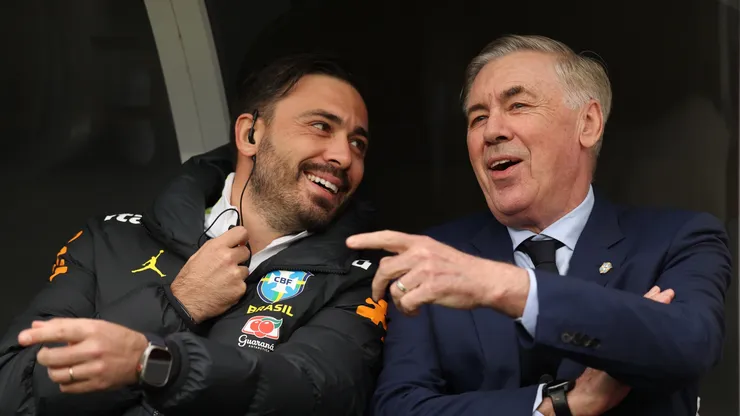 Carlo Ancelotti, técnico da seleção brasileira, conversa com seu auxiliar técnico Davide Ancelotti durante o amistoso internacional entre Brasil e França no Gillette Stadium, em 26 de março de 2026, em Foxborough, Massachusetts. (Foto de Maddie Meyer/Getty Images)