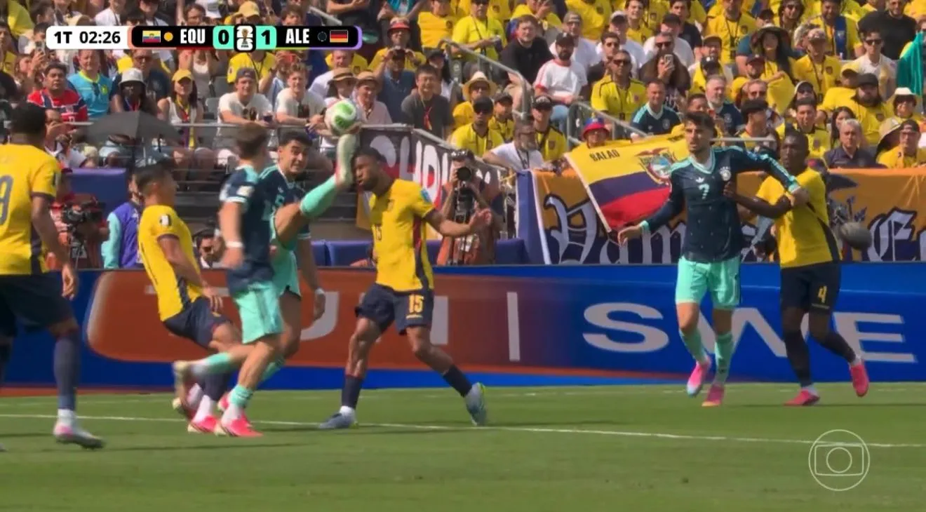 VAR não chamou o lance para revisão. Foto: Reprodução/Globo.