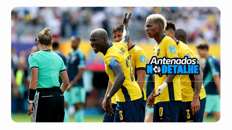 Jogadores do Equador reclamaram do lance - Foto: Alexander Hassenstein/Getty Images.