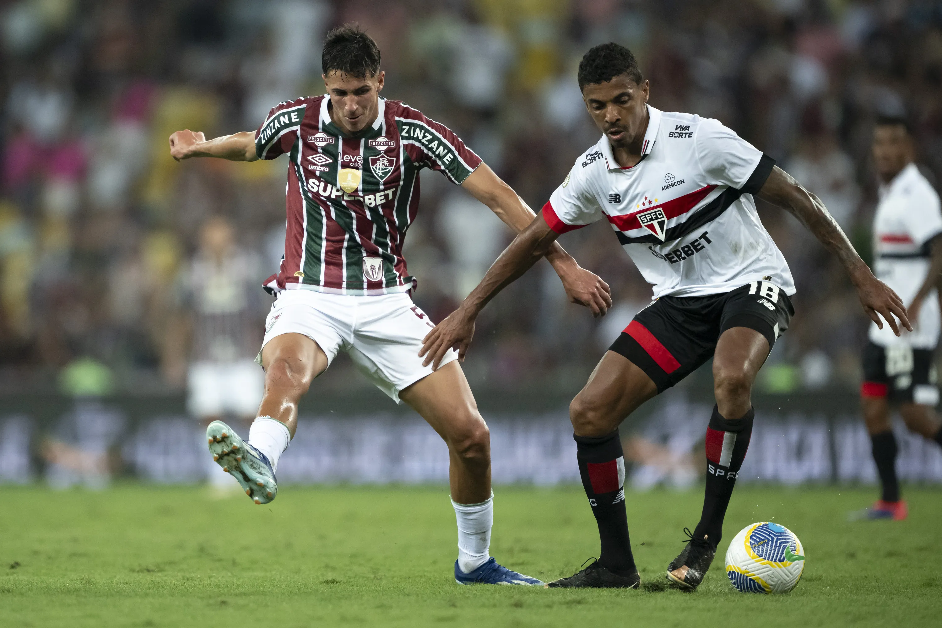 RJ – RIO DE JANEIRO – 01/09/2024 – BRASILEIRO A 2024, FLUMINENSE X SAO PAULO – Facundo Bernal jogador do Fluminense disputa lance com Luiz Gustavo jogador do Sao Paulo durante partida no estadio Maracana pelo campeonato Brasileiro A 2024. Foto: Jorge Rodrigues/AGIF