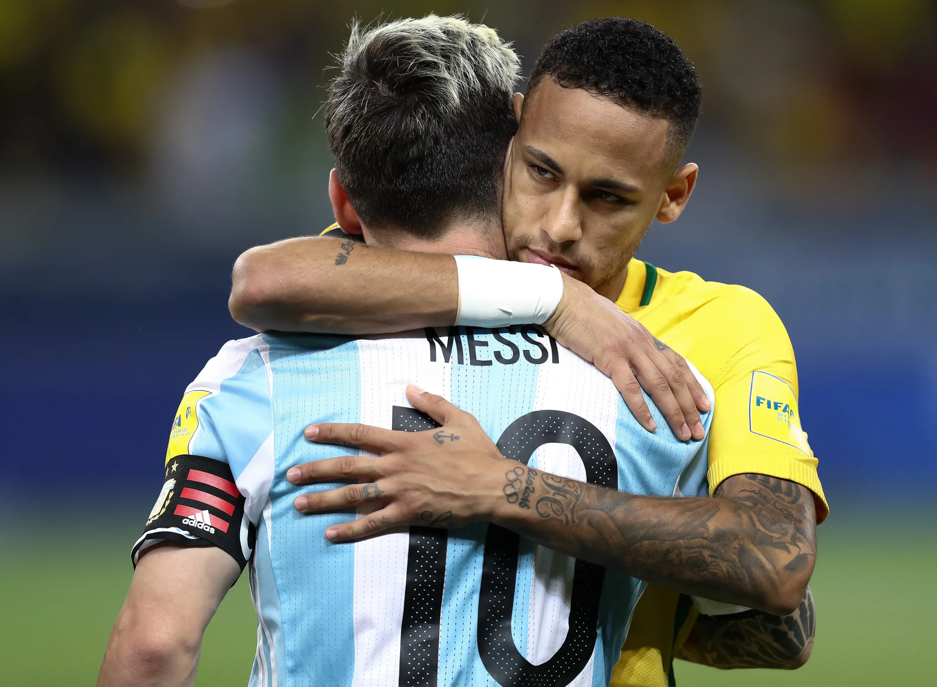 Neymar e Messi se abraçando antes de duelo válido pelas eliminatórias da Copa de 2018 – (Photo by Buda Mendes/Getty Images)