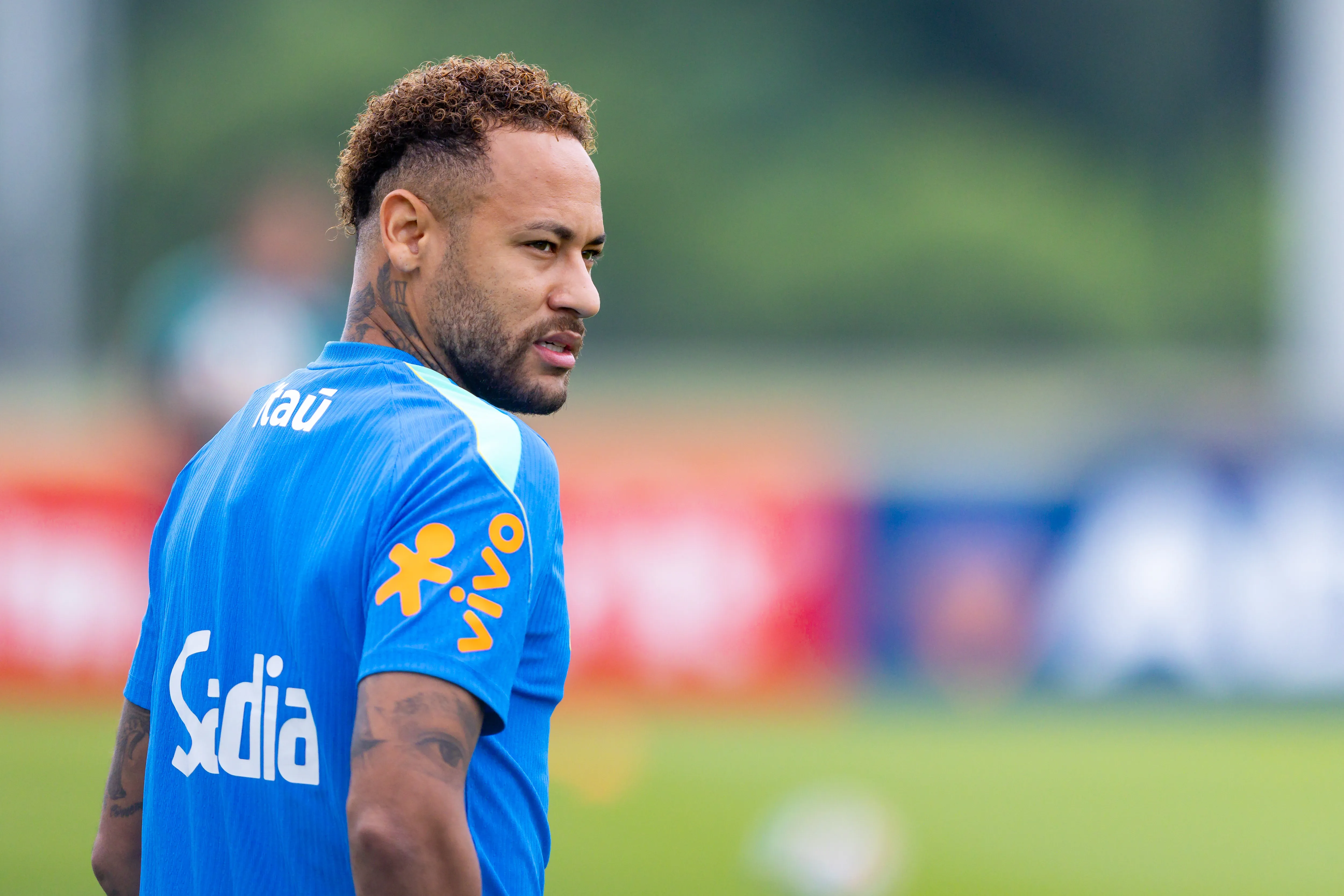 Neymar Jr durante chegada do time para treino no Centro de Treinamento CT Columbia Park. Foto: Rodolfo Buhrer/AGIF.