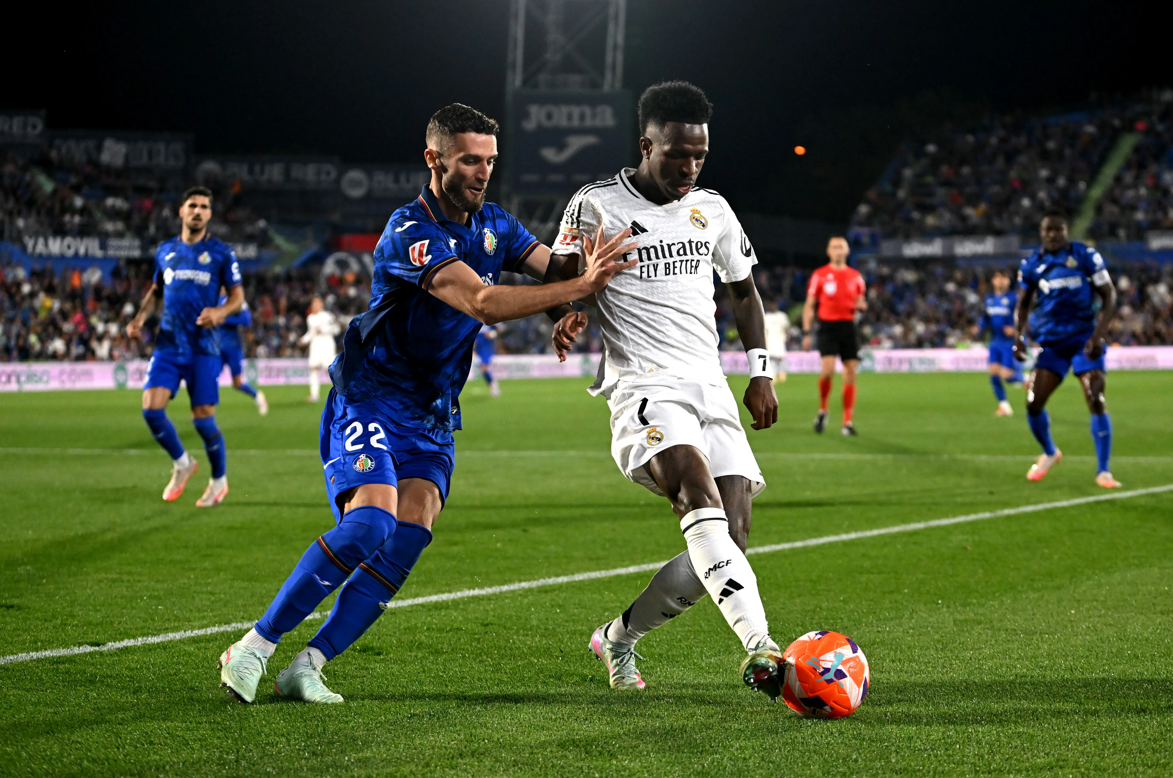 Domingos Duarte disputando a bola com Vini Jr em confronto entre Getafe x Real Madrid – (Photo by Denis Doyle/Getty Images)