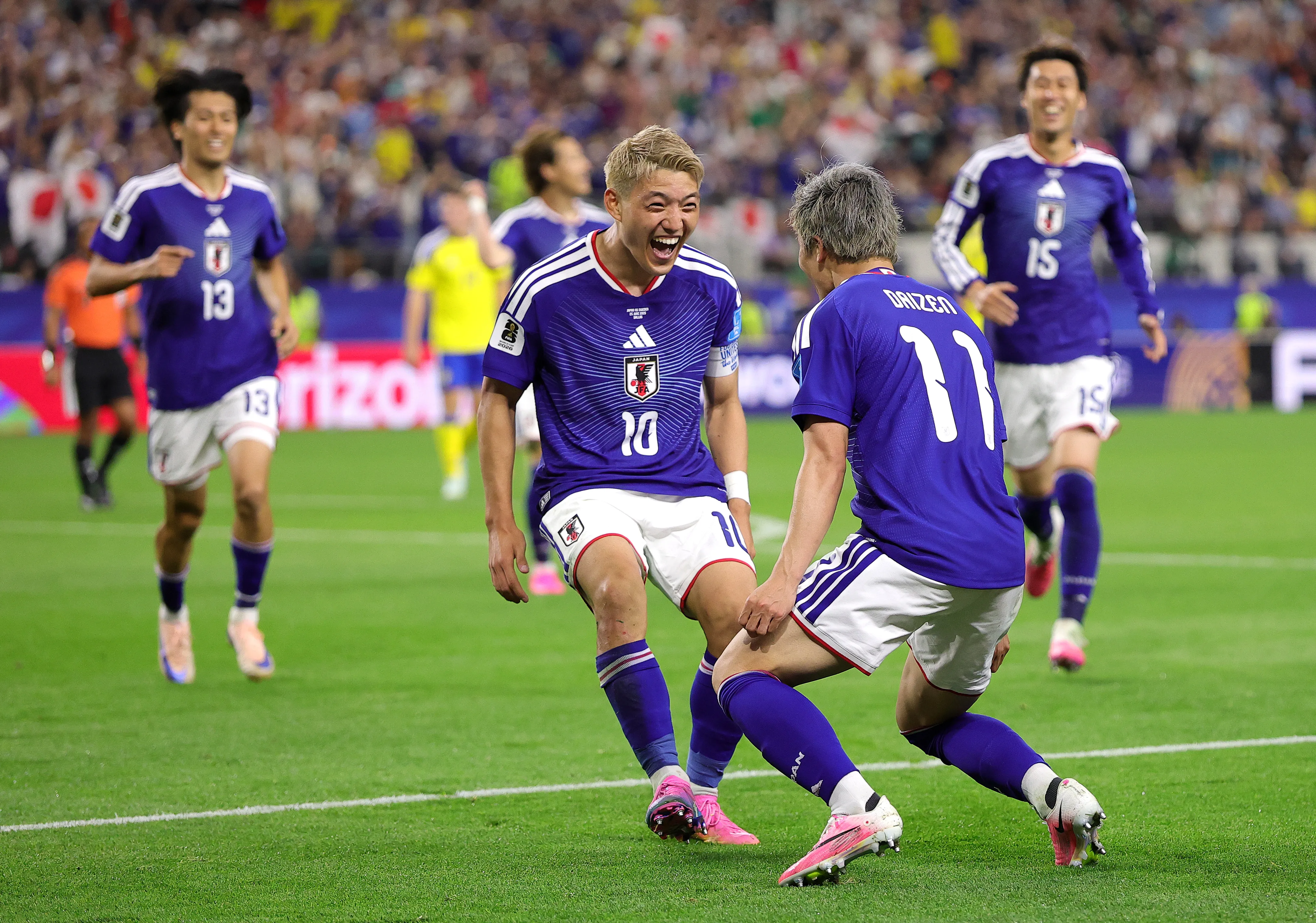 Jogadores do Japão celebram gol contra a Suécia – Foto: Alex Slitz/Getty Images.