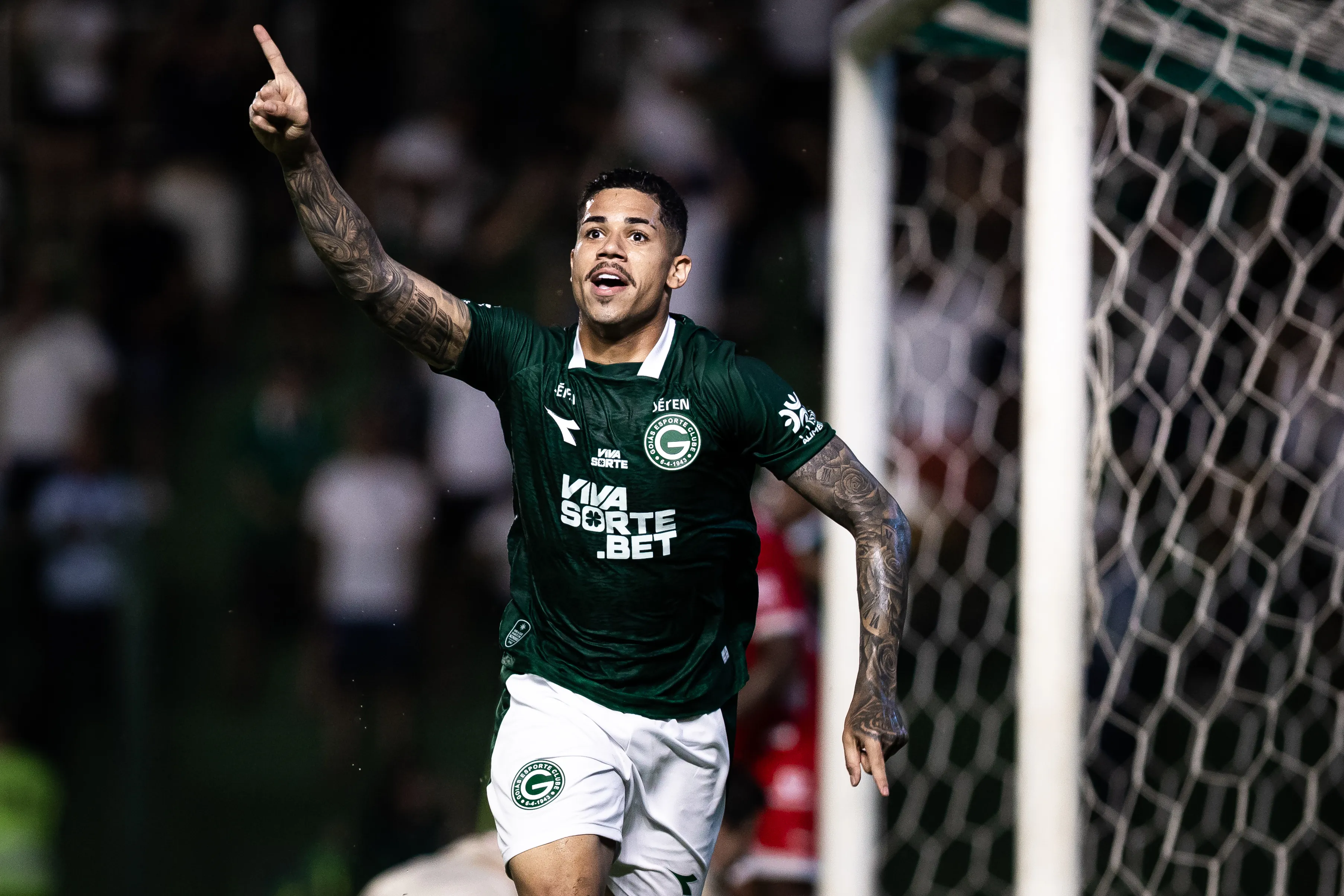 GO – GOIANIA – 01/02/2026 – GOIANO 2026, GOIAS X VILA NOVA-GO – Diego Caito  jogador do Goias comemora seu gol durante partida contra o Vila Nova-GO no estadio Serrinha pelo campeonato Goiano 2026. Foto: Isabela Azine/AGIF