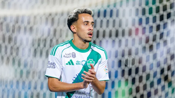 Matheus Gonçalves (Al Ahli) durante partida da Saudi Pro League contra o Al Riyadh. (Foto: Abdullah Ahmed/Getty Images)