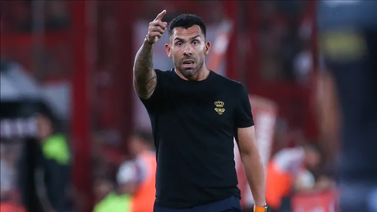Carlos Tévez, técnico do Independiente, gesticula durante partida da Copa da Liga Profissional de 2024 contra o River Plate. (Foto: Daniel Jayo/Getty Images)